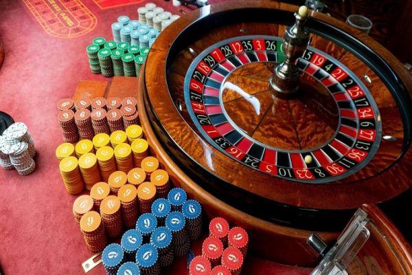 Lấy chồng cờ bạc phải làm sao để giữ gìn hạnh phúc và tài chính gia đình
